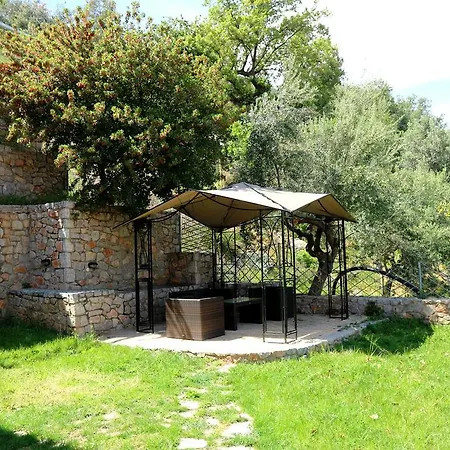 Dio Guesthouses Leonidio Exterior photo