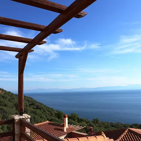 Dio Guesthouses Leonidio Exterior photo