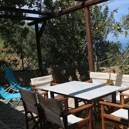 Dio Guesthouses Leonidio Exterior photo
