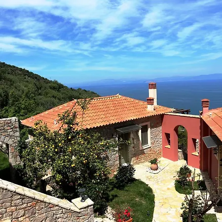 Dio Guesthouses Leonidio Exterior photo