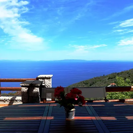 Dio Guesthouses Leonidio Exterior photo