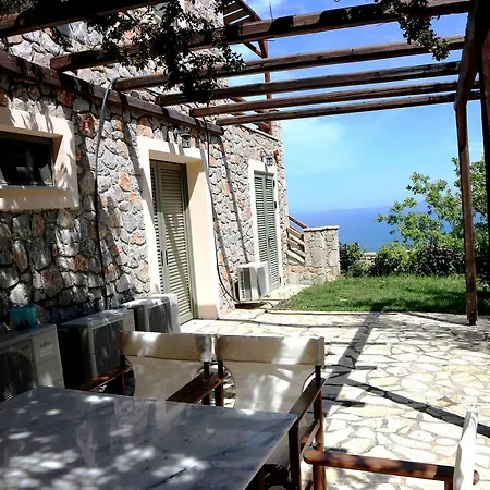 Dio Guesthouses Leonidio Exterior photo