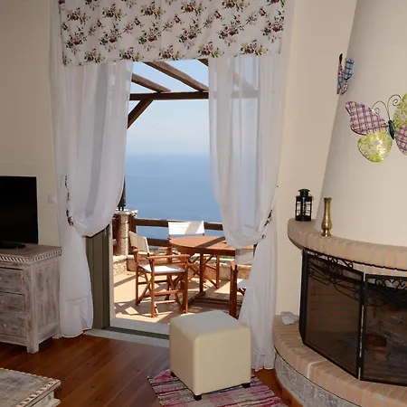 Dio Guesthouses Leonidio Exterior photo